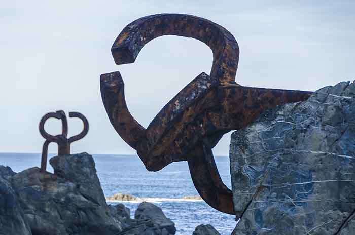 Guipúzcoa - San Sebastián 127 - escultura El Peine del Viento.jpg